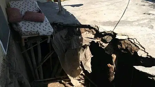 Elazığ'da balkon çöktü, evde mahsur kalan 6 kişi pencereden kurtarıldı