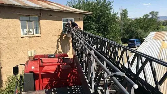 Elazığ'da balkon çöktü, evde mahsur kalan 6 kişi pencereden kurtarıldı