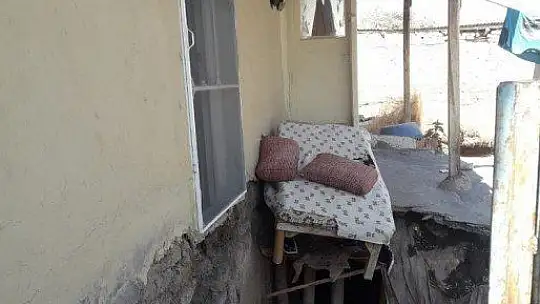 Elazığ'da balkon çöktü, evde mahsur kalan 6 kişi pencereden kurtarıldı