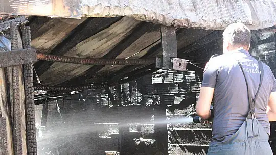 Elazığ'da baraka yandı, iki binaya sıçraması ekiplerin müdahalesiyle engellendi