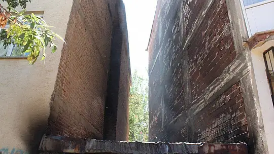 Elazığ'da baraka yandı, iki binaya sıçraması ekiplerin müdahalesiyle engellendi