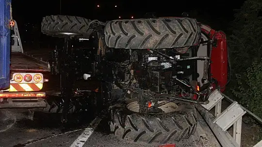 Elazığ'da bariyerlere çarpan traktör devrildi: 2 yaralı