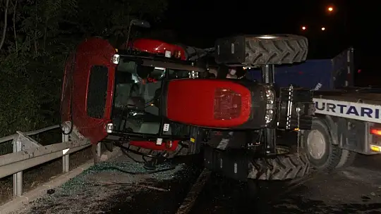 Elazığ'da bariyerlere çarpan traktör devrildi: 2 yaralı
