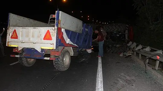 Elazığ'da bariyerlere çarpan traktör devrildi: 2 yaralı
