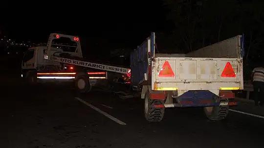 Elazığ'da bariyerlere çarpan traktör devrildi: 2 yaralı