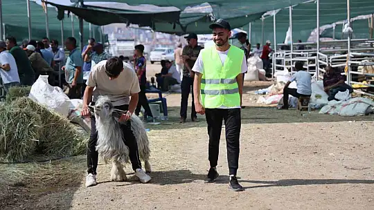 Elazığ'da bayramın son gününde kurbanlık alma telaşı sürdü