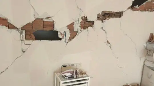 Elazığ'da bazı evler hasar gördü, sokağa çıkma kısıtlamasına esneklik sağlandı