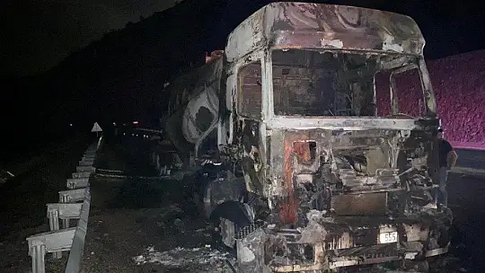 Elazığ'da beton mikseri alev alev yandı