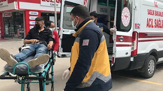 Elazığ'da bıçaklı kavga, 2 yaralıya ilk müdahale aşı çadırında yapıldı