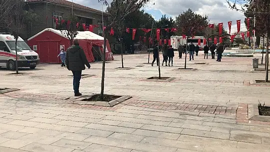 Elazığ'da bıçaklı kavga, 2 yaralıya ilk müdahale aşı çadırında yapıldı
