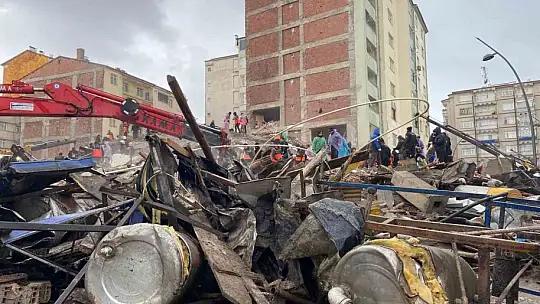 Elazığ'da bina böyle çöktü