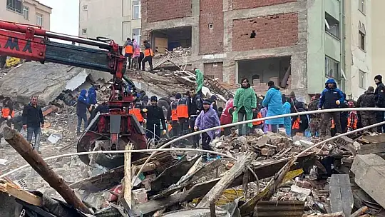 Elazığ'da bina böyle çöktü