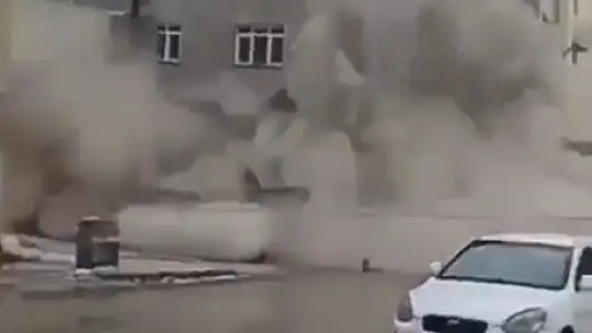 Elazığ'da bina böyle çöktü
