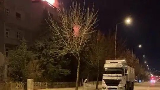 Elazığ'da binanın çatısı alev alev yandı