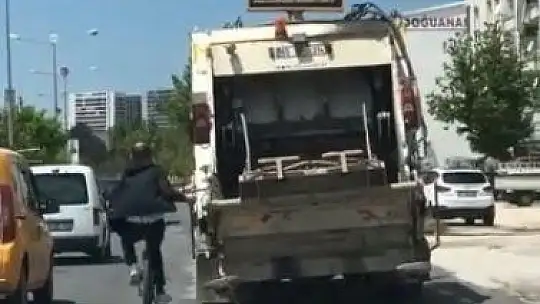 Elazığ'da bisikletlinin tehlikeli yolcuğu kameralara yansıdı