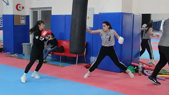 Elazığ'da boksörler oruçlarını tutup, antrenmanlarını aksatmıyor