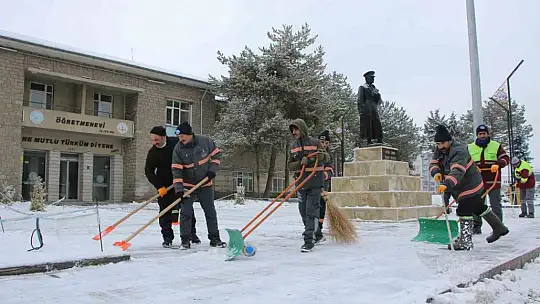 Elazığ'da cadde ve kaldırımlar kardan temizleniyor