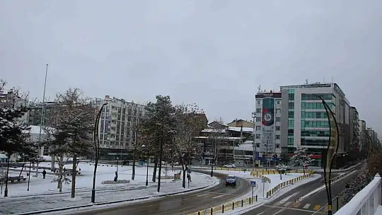 Elazığ'da cadde ve kaldırımlar kardan temizleniyor