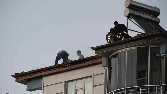Elazığ'da çatı yangını 1 saatlik çalışmayla söndürüldü