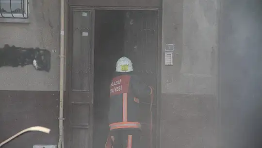Elazığ'da çatı yangını 2 binaya sıçradı