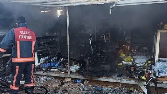 Elazığ'da çıkan yangında büfe kullanılmaz hale geldi