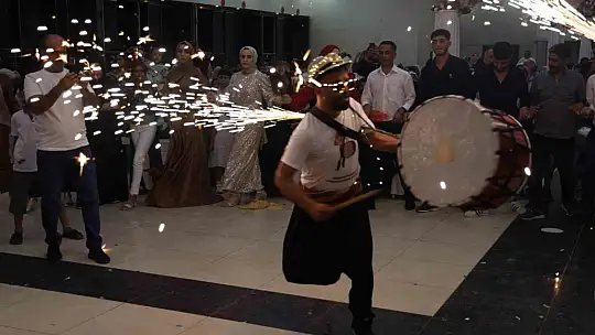 Elazığ'da çılgın davulcudan ateşli şov, günde 4 düğüne gidiyor