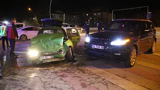 Elazığ'da cip ile otomobil çarpıştı: 2 ağır yaralı