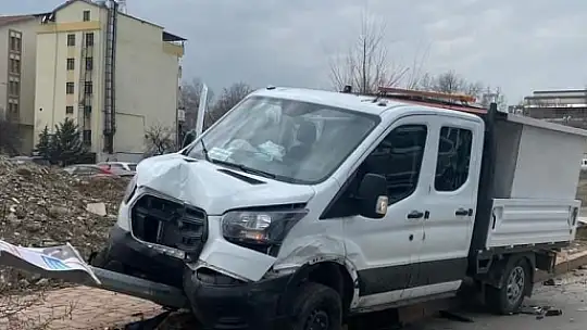 Elazığ'da cip ile pikap çarpıştı: 1 yaralı