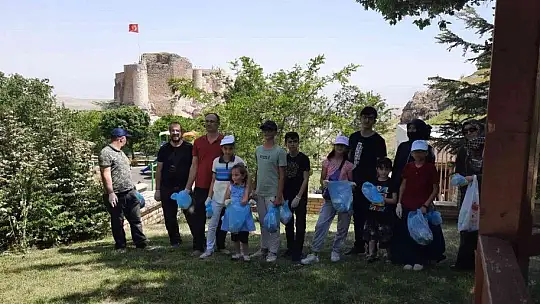 Elazığ'da çocuklar ve gönüllüler Harput'u temizledi