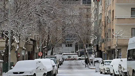 Elazığ'da çocukların kar sevinci