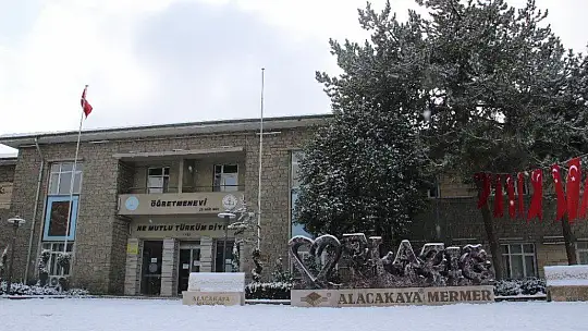 Elazığ'da çocukların kar sevinci