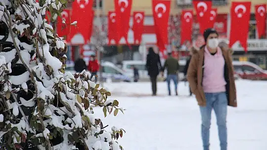 Elazığ'da çocukların kar sevinci