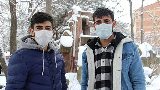 Elazığ'da çocukların kar sevinci