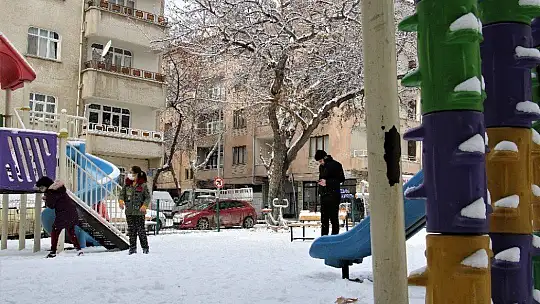 Elazığ'da çocukların kar sevinci