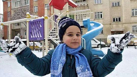 Elazığ'da çocukların kar sevinci