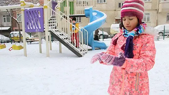 Elazığ'da çocukların kar sevinci