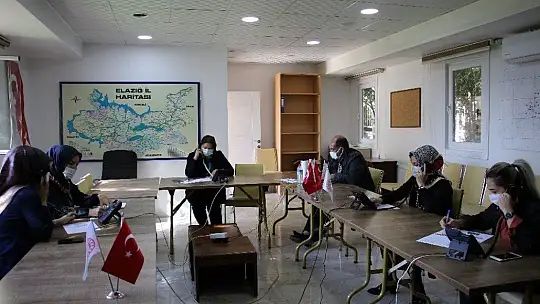 Elazığ'da Covid-19 ile ilgili aklına soru takılan herkes bu çağrı merkezini arıyor