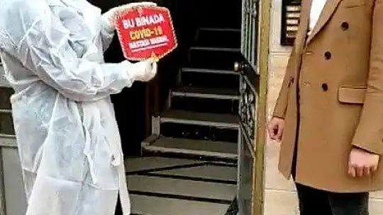 Elazığ'da Covid-19 vakası çıkan evlere uyarı etiketi