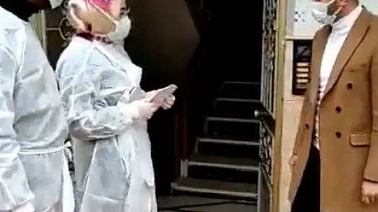 Elazığ'da Covid-19 vakası çıkan evlere uyarı etiketi
