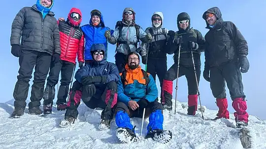 Elazığ'da dağcılar beyaza bürünen 2 bin 620 metre yüksekliğindeki Akdağ'a tırmandı