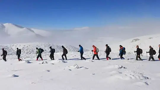 Elazığ'da dağcılar beyaza bürünen 2 bin 620 metre yüksekliğindeki Akdağ'a tırmandı