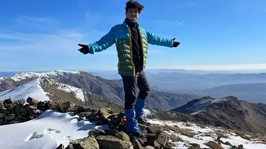 Elazığ'da dağcılar beyaza bürünen 2 bin 620 metre yüksekliğindeki Akdağ'a tırmandı