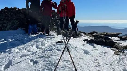 Elazığ'da dağcılar beyaza bürünen 2 bin 620 metre yüksekliğindeki Akdağ'a tırmandı