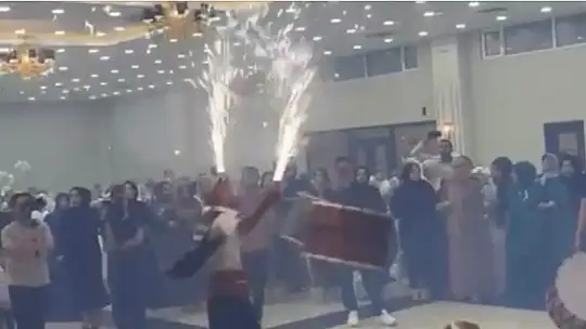Elazığ'da davulcuların meşaleli şovu