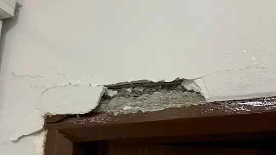 Elazığ'da deprem anı marketin güvenlik kamerasına yansıdı
