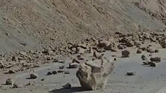 Elazığ'da deprem sonrası kayalar yola düştü