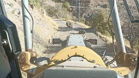 Elazığ'da deprem sonrası köy yollarına düşen taş ve kayalar kaldırıldı