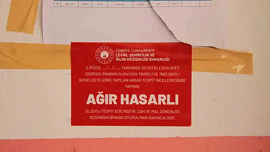 Elazığ'da depremde ağır hasar alan binalara 'Ağır Hasarlı' etiketi yapıştırıldı