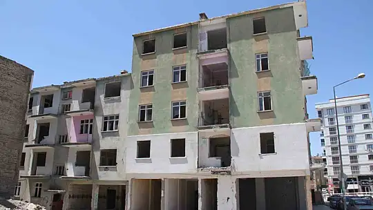 Elazığ'da depremde ağır hasar alan binalara 'Ağır Hasarlı' etiketi yapıştırıldı