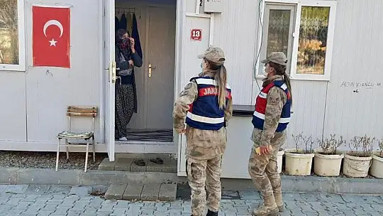 Elazığ'da depremzede çocuklara jandarmadan moral ziyareti